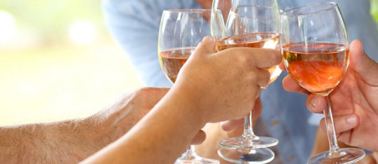 Amateur de vin rosé