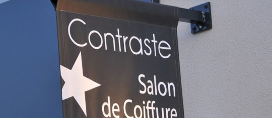 Enseigne en drapeau